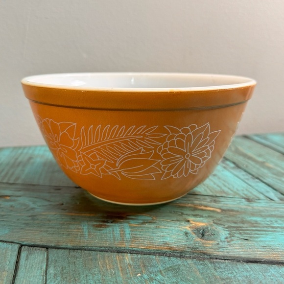 Vintage Woodland Tan Pyrex Mixing Bowl 1.5 Qt. - Picture 2 of 9